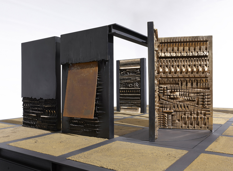 Arnaldo Pomodoro, The Pietrarubbia Group. Studio (1975-2013), bronzo, ferro e vetroresina (Dario Tettamanzi/Fondazione Pomodoro)